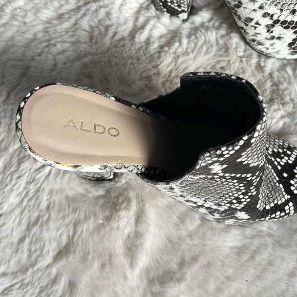 ✨ALDO BLACK AND WHITE CLOSED TOE BOOTIES✨ SIZE 7 - Picture 5 of 7